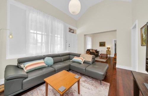 Gawler South House | Pet Friendly- Heritage Cottage in Gawler South with 3 bedrooms and close to city train, shops and dining