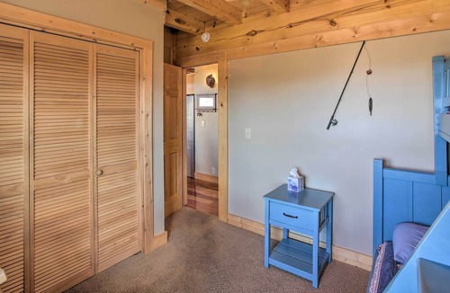 Albany Cabin | Pet-Friendly Highway Log Cabin w/ Lake View!