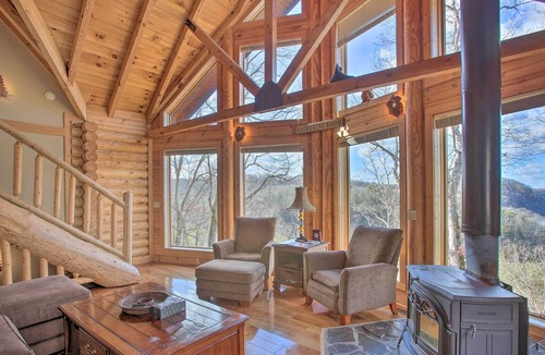 Albany Cabin | Pet-Friendly Highway Log Cabin w/ Lake View!