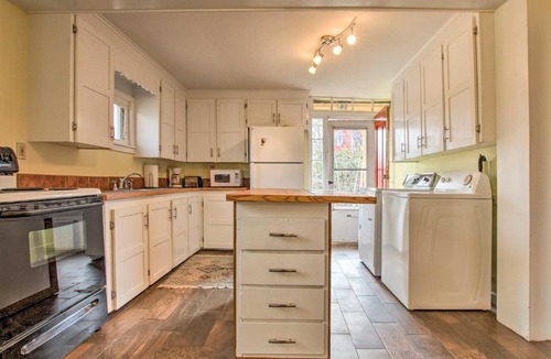 Poquetanuck House | Pet-Friendly Historic Preston Home Near Casinos!