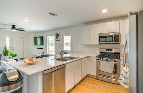 New Caney Cottage | Pet-friendly Home ~ 4 Mi to Big Rivers Water Park!
