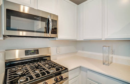 New Caney Cottage | Pet-friendly Home ~ 4 Mi to Big Rivers Water Park!