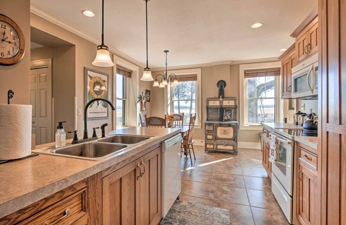 Manhattan Cottage | Pet-friendly Home: Grill & Fire Pit in Manhattan