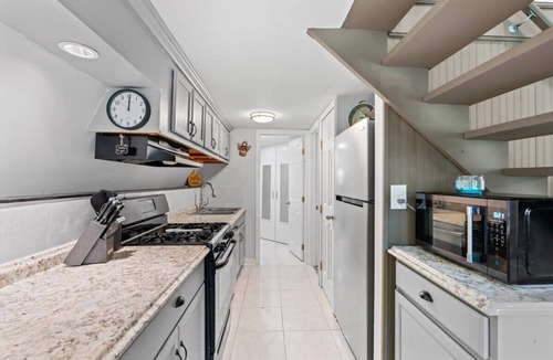 St. Augustine House | Pet-Friendly Home|Screened Deck & Private Big Yard
