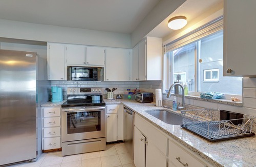 Palm Harbor Cottage | Pet-friendly Home w/Pool in Palm Harbor!