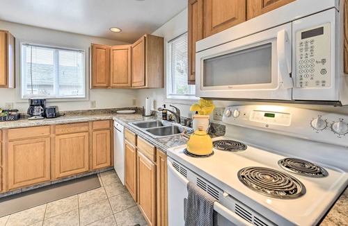 Edmonds House | Pet-Friendly Home w/ Yard ~ 1 Mi to Beach!