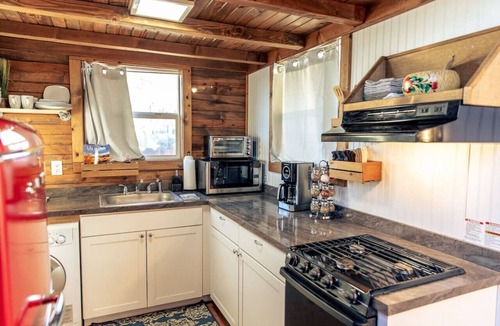 Draper House | Pet Friendly|Hot Tub|Full Kitchen|Seasonal Pool