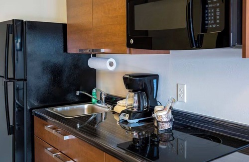 Overland Park Hotel | Pet-Friendly Hotel with Kitchens Near Overland Park Arboretum Trails