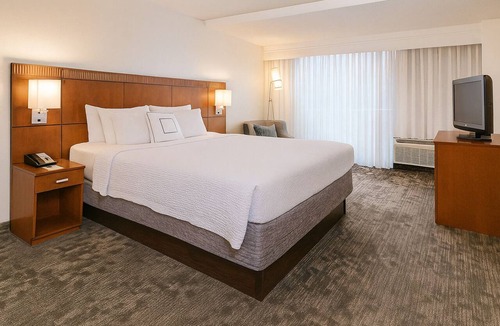 Rosslyn Hotel | Pet Friendly Hotel Near Lincoln Memoria! Onsite Starbucks & Parking!