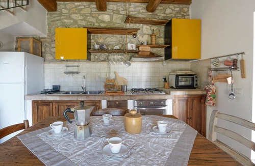 Campiglia d'Orcia House | Pet friendly home in Campiglia D'orcia