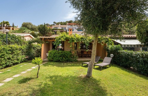 Geremeas House | Pet-Friendly Holiday Home “Casa Anna” next to the Beach with Sea Views