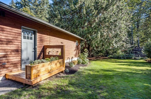 Covington Apartment | Pet-Friendly Kent Vacation Rental, Walk to Lake!
