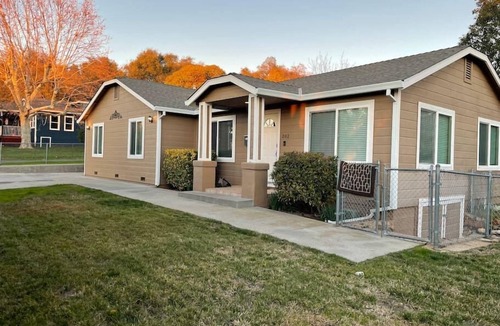Auburn House | Pet Friendly, King bed 4 Rooms Sleeps 10
