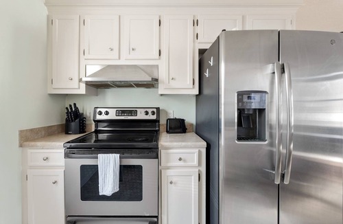 Harbison House | Pet-Friendly, King Bed, Fenced Backyard - Perfect for Families or Work Groups