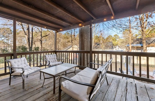 Harbison House | Pet-Friendly, King Bed, Fenced Backyard - Perfect for Families or Work Groups