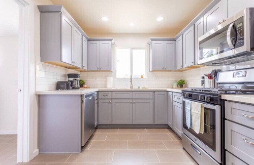 Bonita House | PET FRIENDLY!, King Bed, Free Parking, & Wifi.