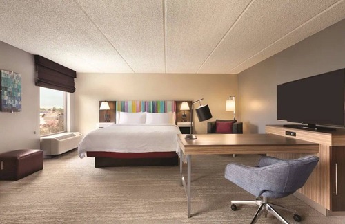 US 290 Hotel | Pet-Friendly King Room Stay w/Free Parking | 5 Mi. to Memorial City Mall