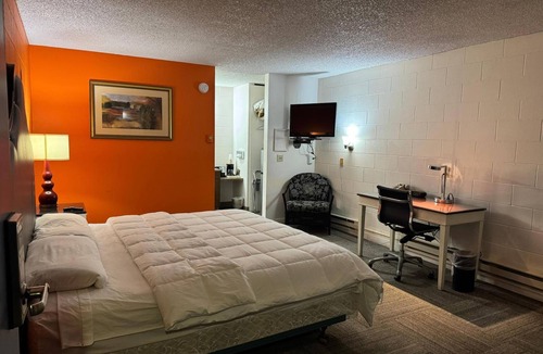 Walla Walla Hotel | Pet Friendly King Stay | Near Gesa Power House Theatre | Free On-Site Parking!