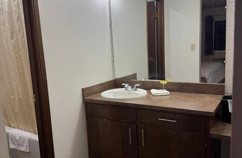 Walla Walla Hotel | Pet Friendly King Stay | Near Gesa Power House Theatre | Free On-Site Parking!