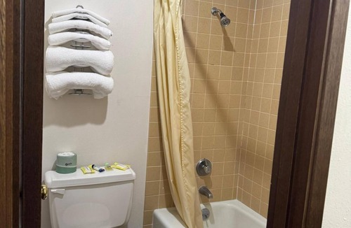 Walla Walla Hotel | Pet Friendly King Stay | Near Gesa Power House Theatre | Free On-Site Parking!