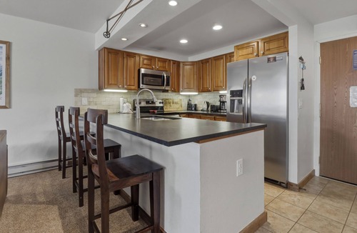 Copper Mountain Village Condo | Pet Friendly , Large Sleeping Capacity, Short walk to Lifts BE306B