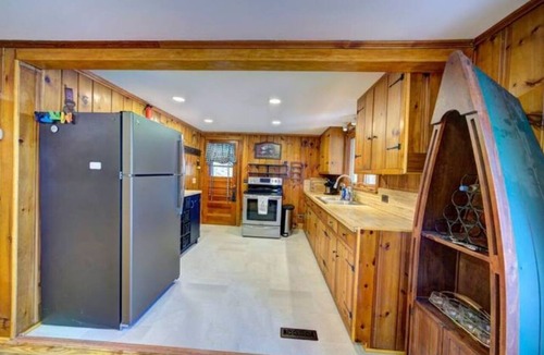 Tafton Cabin | Pet Friendly Lakefront Cabin