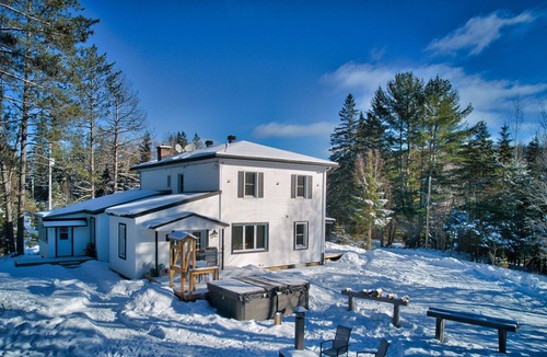 La Macaza Cottage | Pet Friendly Large Family Getaway - 30 Minutes from Ski Hills