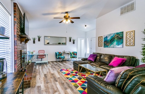 Moore House | Pet friendly & less than 20 minutes to downtown OKC, airport, and OU stadium!