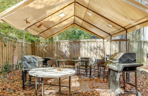 Lilburn Apartment | Pet-Friendly Lilburn Duplex w/Patio & Grills!
