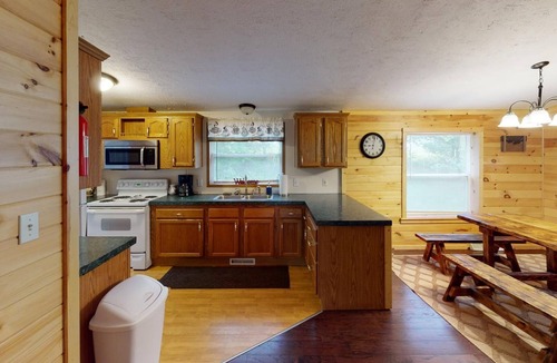 Nelsonville Cabin | Pet Friendly Log Cabin with hot tub on 7 acres near Hocking Hills Old Mans Cave