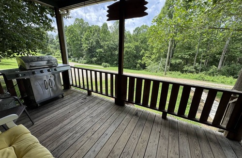 Nelsonville Cabin | Pet Friendly Log Cabin with hot tub on 7 acres near Hocking Hills Old Mans Cave