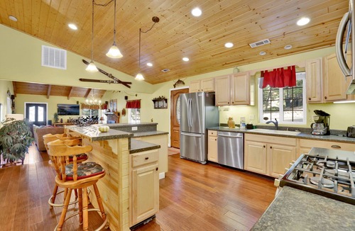 Upper Moonridge Cabin | Pet Friendly Log Cabin: Fenced Deck, Propane BBQ & 2-Car Garage Access