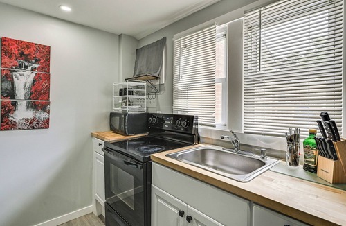 Mastic Beach Apartment | Pet-Friendly Long Island Guest House: Walk to Bay!