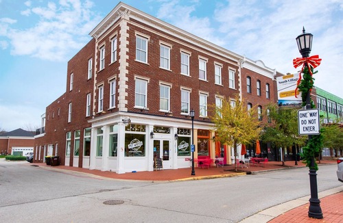 Prospect House | Pet-Friendly Manor on Bourbon Trail, Pools, Golf Local Dining, Fully Loaded