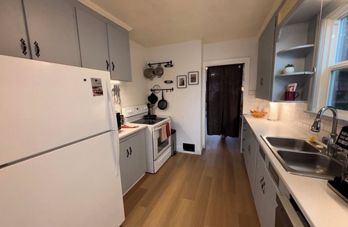 Bremerton Apartment | Pet-Friendly Mid-Century 2BR + Office Near PSNS, Ferry & Park-Fast WiFi