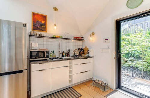 Bryn Mawr Apartment | Pet-Friendly Minneapolis Studio: Walk to Lake!