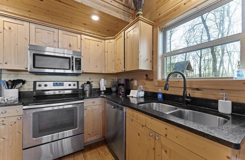 Jasper Cabin | Pet-Friendly Mnt. View Cabin Near River w/Fire Pit + Hot Tub Sleeps 10
