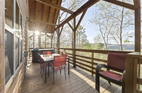 Jasper Cabin | Pet-Friendly Mnt. View Cabin Near River w/Fire Pit + Hot Tub Sleeps 10