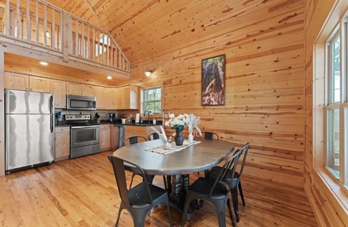 Jasper Cabin | Pet-Friendly Mnt. View Cabin Near River w/Fire Pit + Hot Tub Sleeps 10