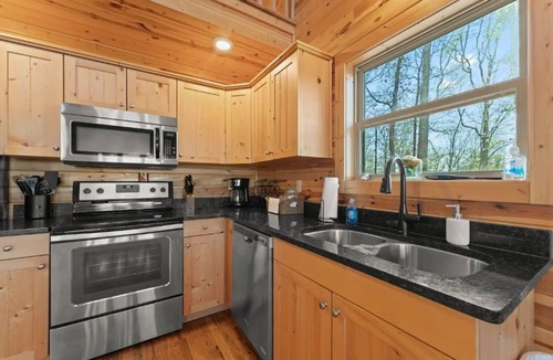 Jasper Cabin | Pet-Friendly Mnt. View Cabin Near River w/Fire Pit + Hot Tub Sleeps 10