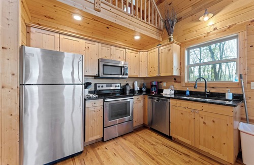 Jasper Cabin | Pet-Friendly Mnt. View Cabin Near River w/Hot Tub + Fire Pit Sleeps 10