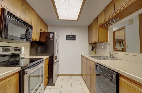 Copper Mountain Village Condo | Pet-Friendly Modern Condo, Great Location, Views, Amenities, Hot Tub - VS348