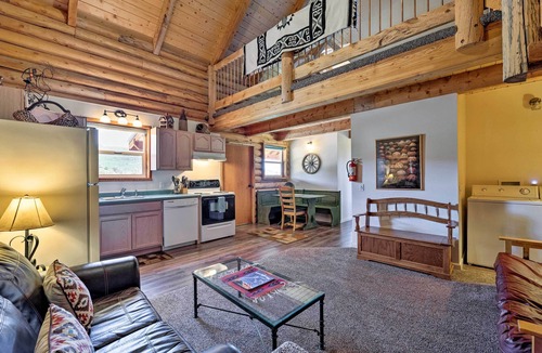 Spanish Valley Cabin | Pet-Friendly Moab Cabin w/Mtn Views & BBQ!