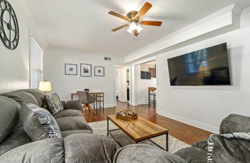 Mobile House | Pet-Friendly Mobile Condo ~ 4 Mi to Downtown!