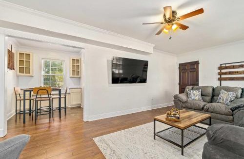 Mobile House | Pet-Friendly Mobile Condo ~ 4 Mi to Downtown!