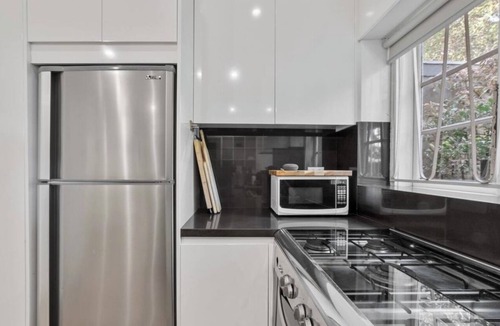 Bellevue Hill Apartment | Pet Friendly Modern Apartment in Rose Bay near water