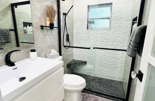 Ridge Wood Heights House | Pet friendly modern home, 2.7miles to Siesta Key!