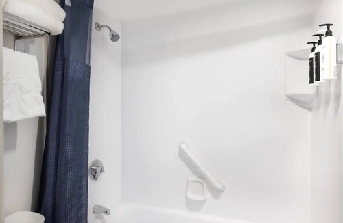 Prudential - St. Botolph Hotel | Pet Friendly Modern Room in Back Bay Boston | Near Museum of Fine Arts - 0.6 mi