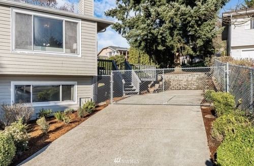 Des Moines Apartment | Pet Friendly Modern living space blocks from the Puget Sound.