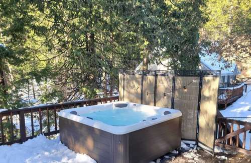 Twain Harte House | Pet-Friendly Modern Mountain Home w/ Deck, Hot Tub